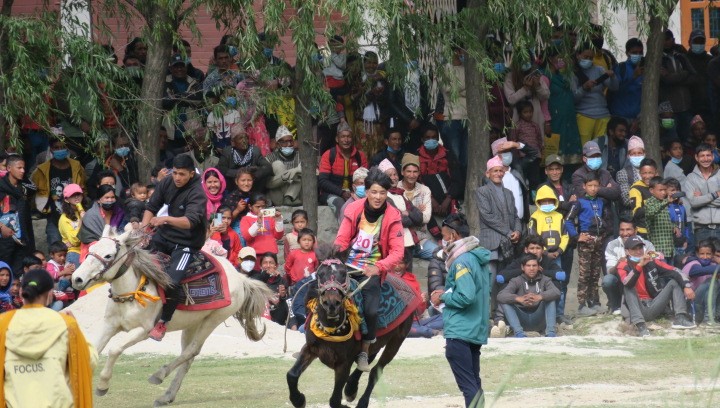 जुम्लाको घोडादौड प्रतियोगिता : मनसुर बोहोराको  घोडा प्रथम