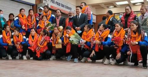 विजेता भलिबल टोलीकाे भव्य स्वागत, मन्त्री गहतराज विमानस्थलमै पुगे 