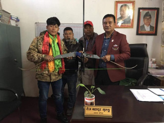 आर्चरी च्याम्पियनलाई रिकर्भ बो सेट हस्तान्तरण