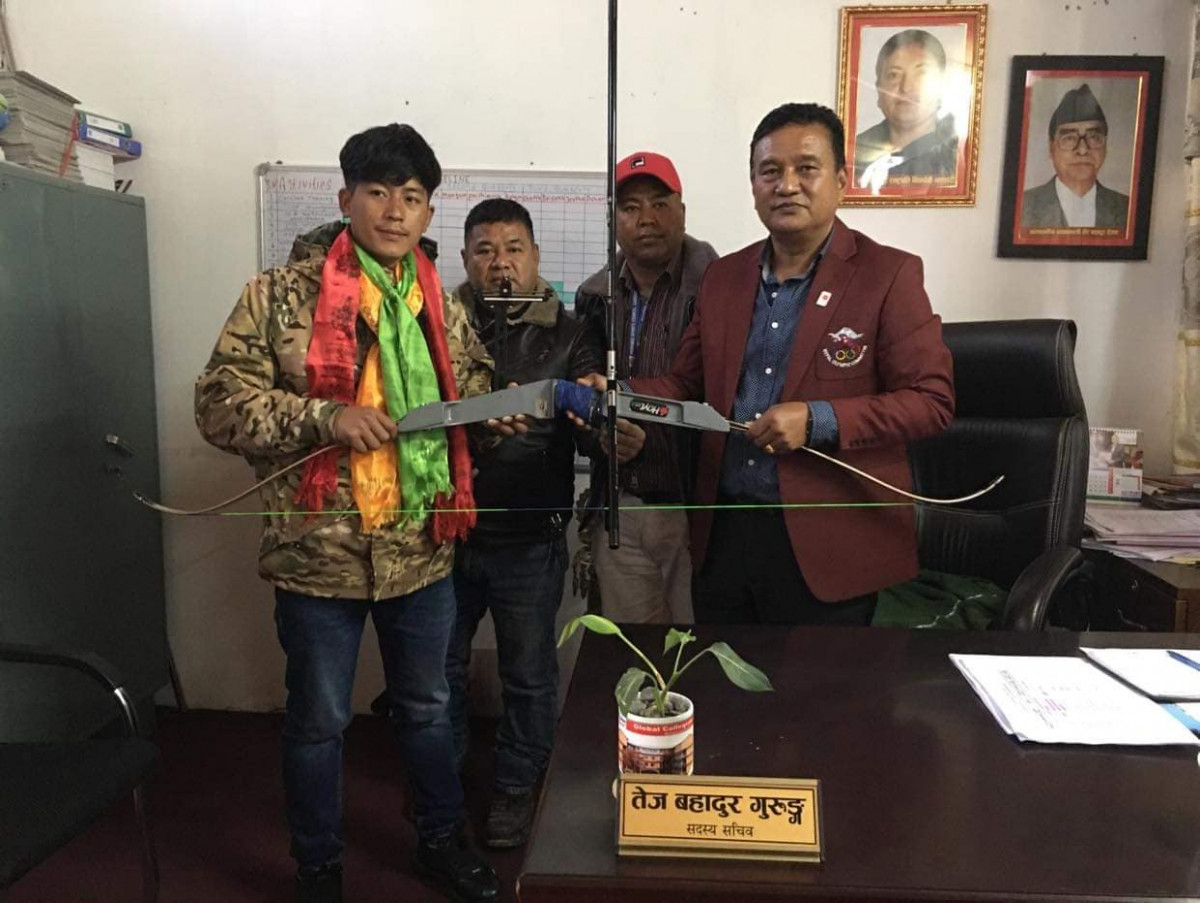आर्चरी च्याम्पियनलाई रिकर्भ बो सेट हस्तान्तरण