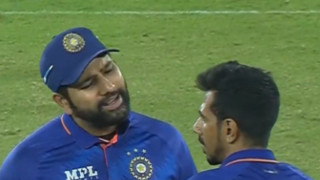 मैदानमा रिसाउँदै कप्तान रोहितले चहललाई भने, ‘चल भाग उधर’