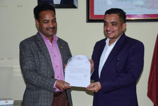 खेलकुदमन्त्री गहतराजद्वारा शाहीलाई नियुक्ति पत्र हस्तान्तरण