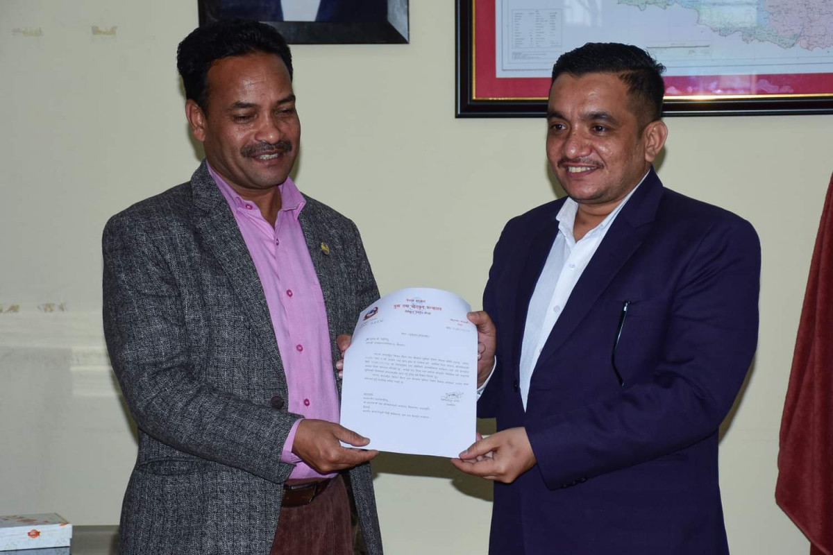 खेलकुदमन्त्री गहतराजद्वारा शाहीलाई नियुक्ति पत्र हस्तान्तरण