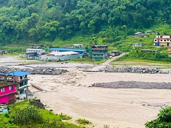 बाढीले मेलम्चीस्थित फट्टेको पुलमा क्षती