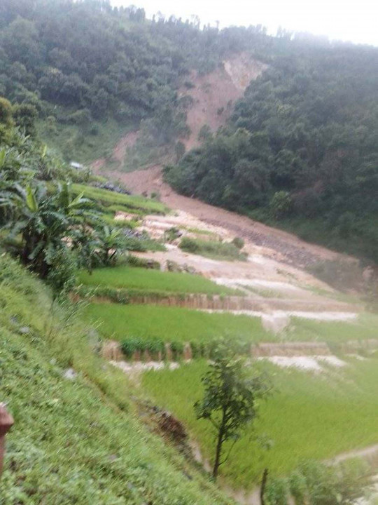 सिन्धुपाल्चोकमा बाढी : सडक अवरुद्ध, हेलम्बुको फाँट ढुवानमा