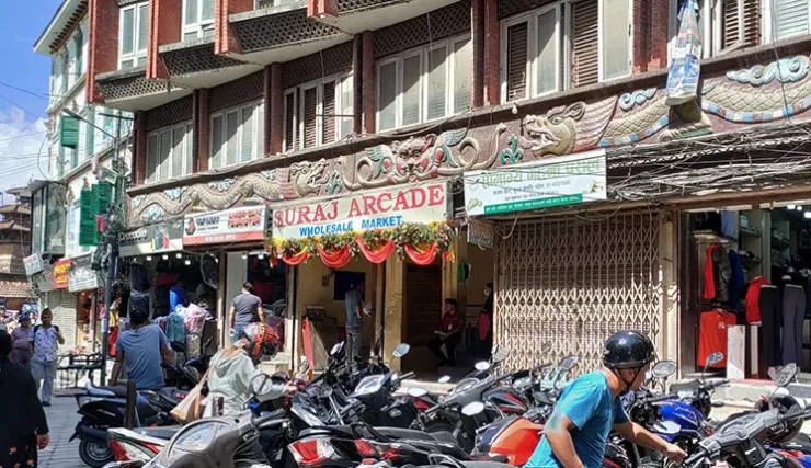 न्युरोडको सुरज अर्केडमा निर्माण गरिएका अनधीकृत संरचना भत्काउन मेयर बालेन्द्रले लिएर गए डोजर