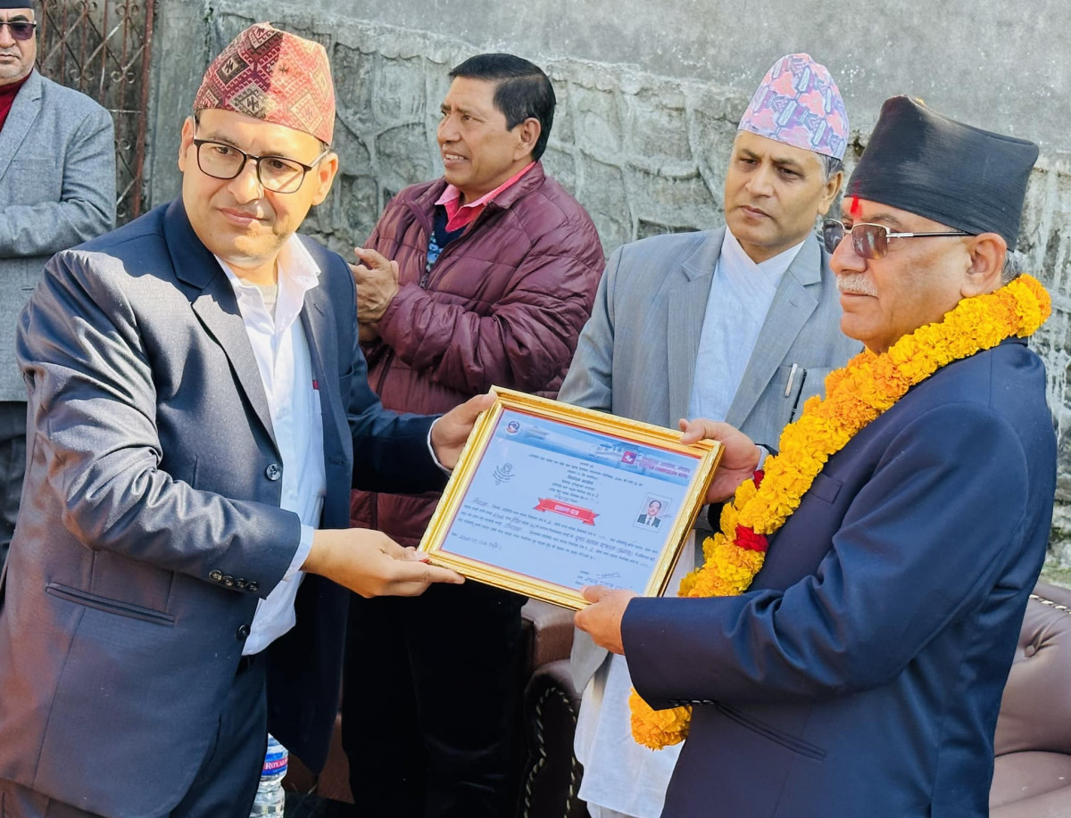 प्रचण्डले लिए गोरखा २ बाट निर्वाचित प्रमाणपत्र