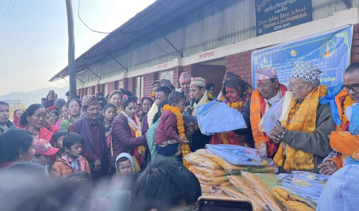 मतदातालाई धन्यवाद दिन गाउँ पुगेकी कुमारी तामाङद्वारा बिद्यार्थीलाई न्यानो कपडा बितरण