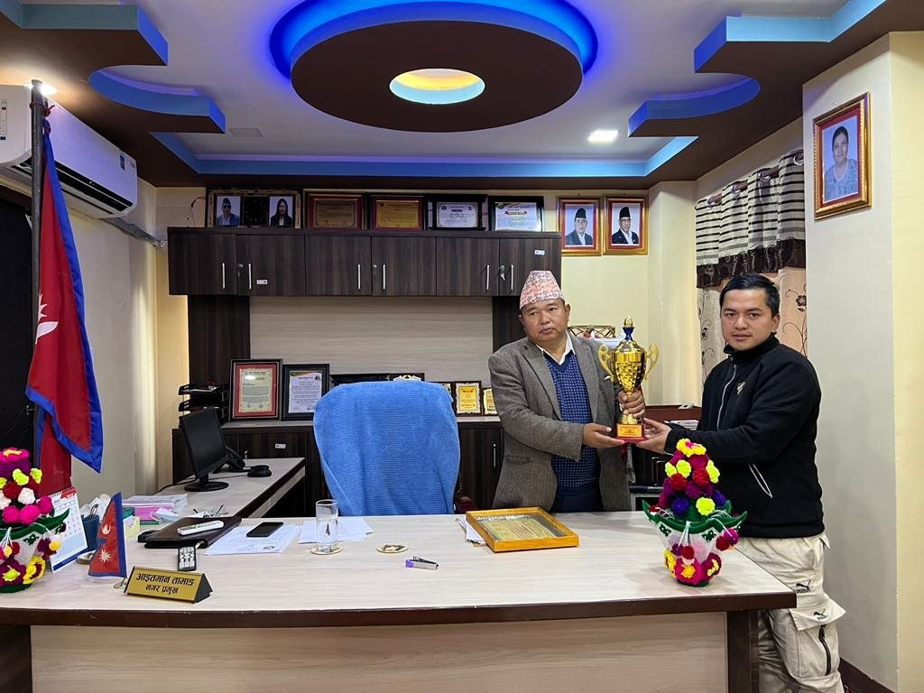 ट्रफी तथा सम्मान पत्र हस्तान्तरण