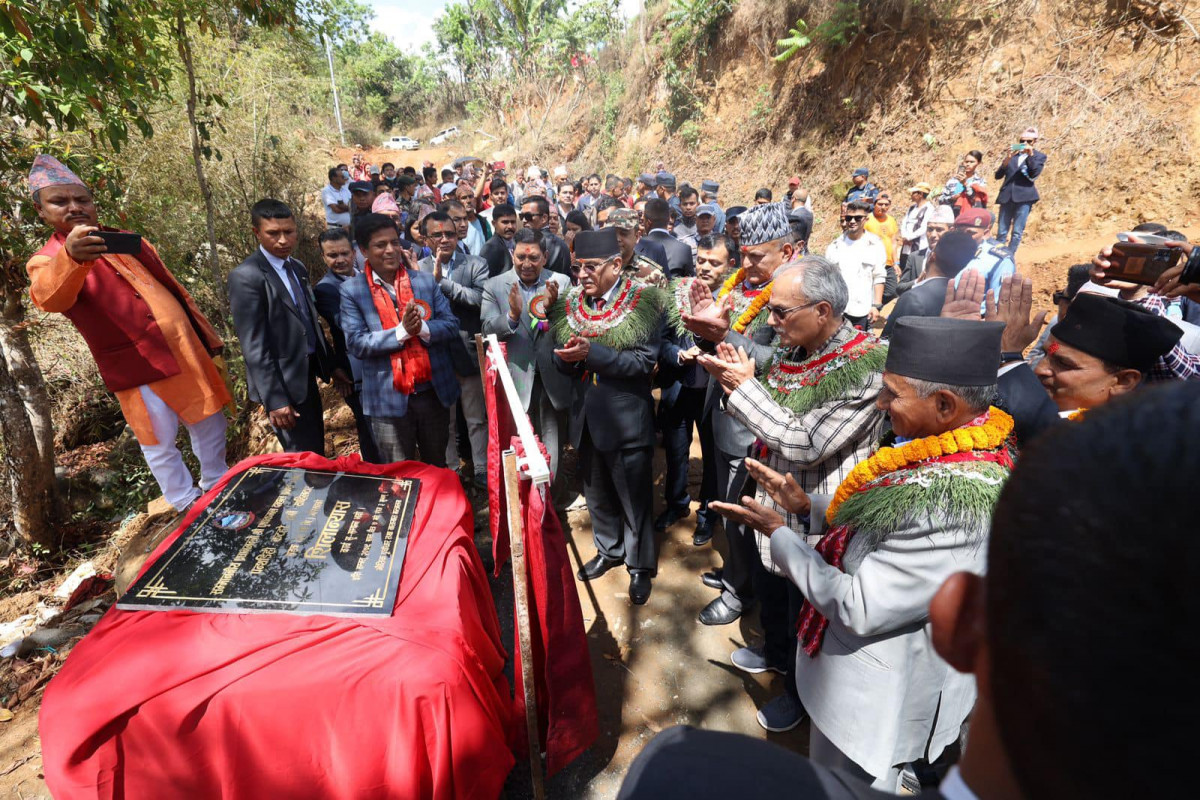 प्रधानमन्त्री प्रचण्डद्वारा पन्थडिही-कटहरे-हर्मी-साहिलटार सडक स्तरउन्नति कार्यको शिलान्यास