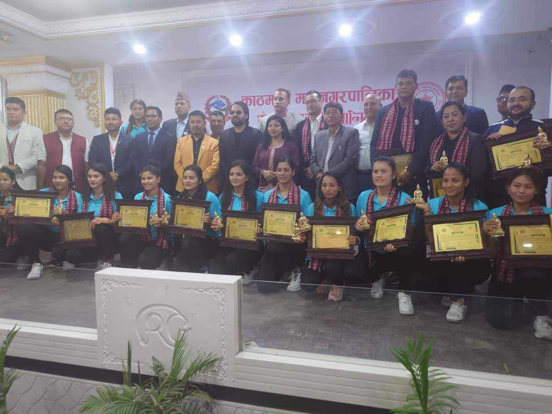 काठमाडौं महानगरद्वारा महिला राष्ट्रिय भलिबल टोलीका सदस्यहरु सम्मानित