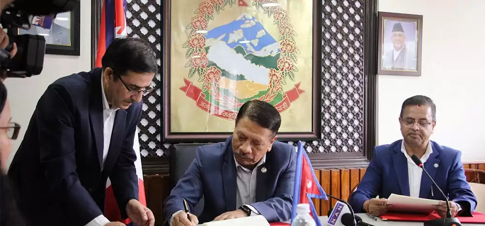 कार्यवाहक प्रधानमन्त्री सिंह र सचिव गेलालबिच कार्यसम्पादन सम्झौता