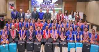 युनिलिभर नेपालद्वारा राष्ट्रिय महिला फुटबल टोलीलाई ट्राभल किट हस्तान्तरण