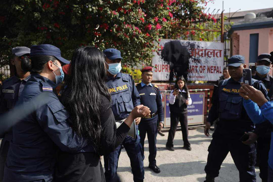 सर्वोच्च अदालत अगाडि कालो रङ्ग छ्याप्ने विनु यादव पक्राउ