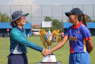थाइल्याण्डविरुद्ध टस जितेर पहिले बलिङ गर्दै नेपाल