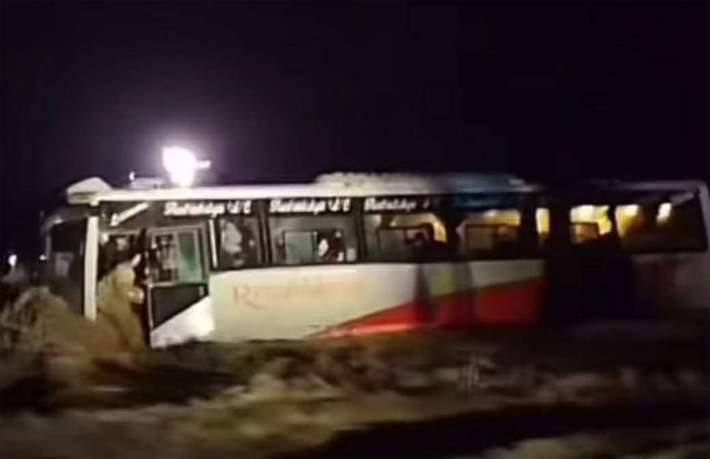 विनयी खोलामा बाढी,डाइभर्सन बगाउँदा बस अलपत्र-यात्रुको सकुशल उद्धार