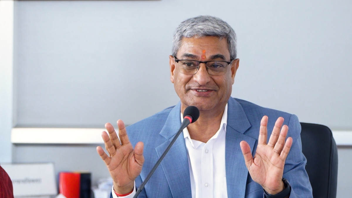 पूर्वगृहमन्त्री रमेश लेखक प्रहरी नियन्त्रणमा