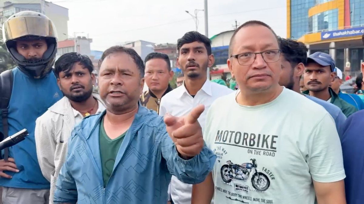 संसद भवन बाहिर बिहानैदेखी युवाहरु आक्रोशित