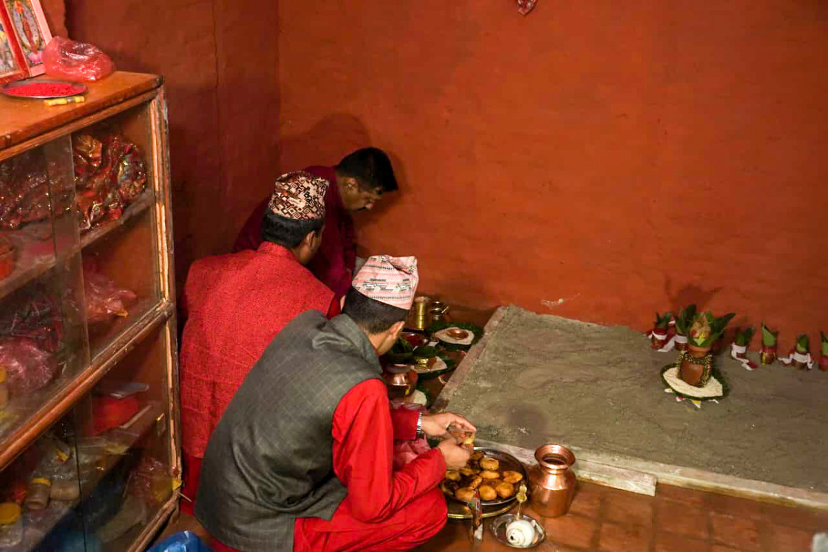 वसन्तपुरको हनुमानढोकाको दसैँ घरमा राखियो जमरा(फोटो फिचर)