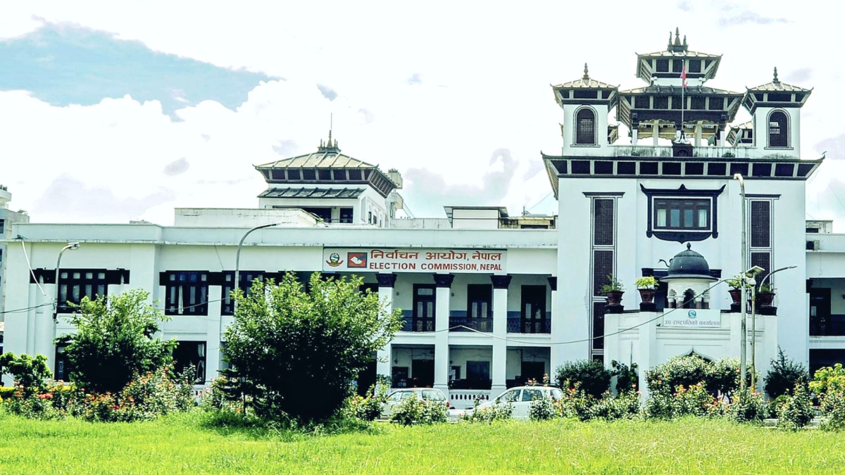 दलहरुसँग छलफल गर्दै निर्वाचन आयोग