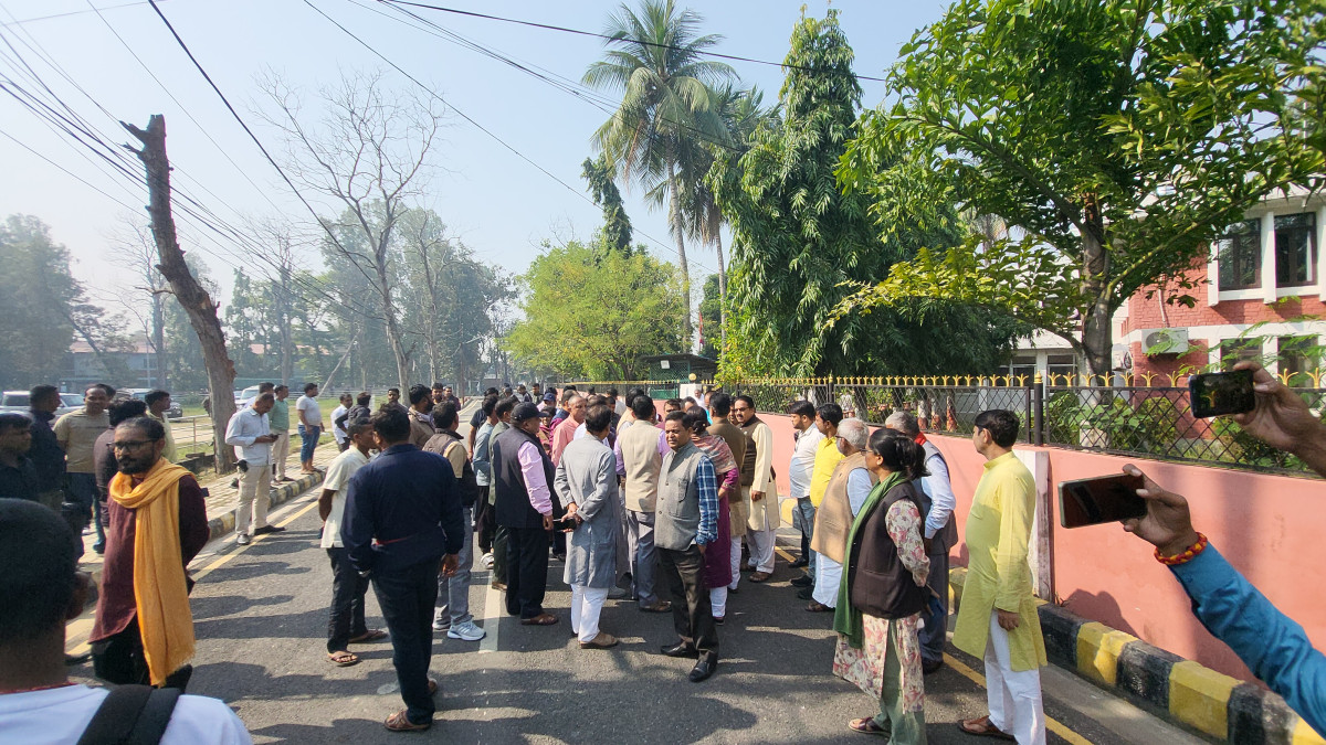 मधेस प्रदेश प्रमुख कार्यालय अगाडि तोडफोड