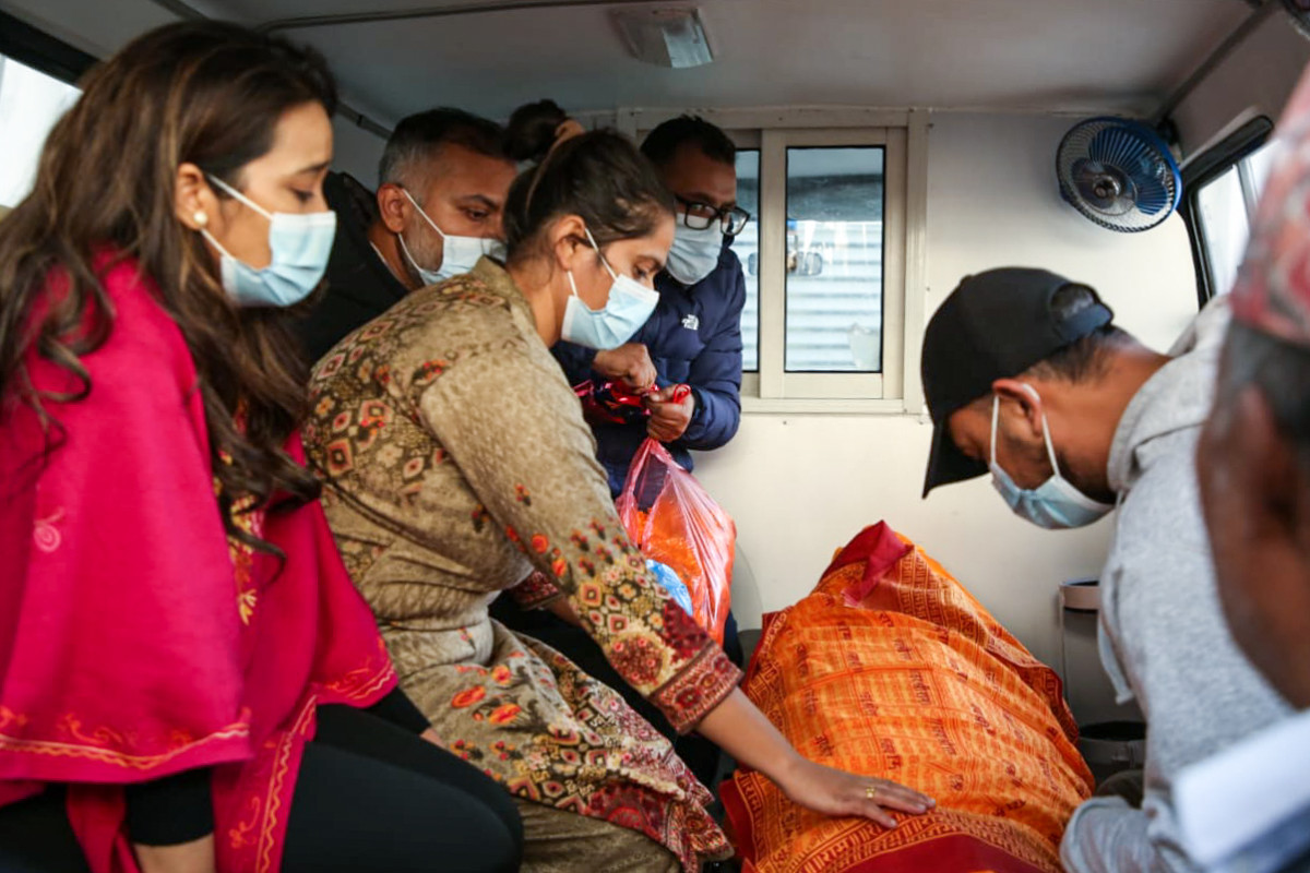 बालेन शाहका बुबाको पार्थिव शरिरलाई अन्तिम श्रद्धाञ्जलीका लागि पशुपति लगिदैँ (फोटो फिचर)