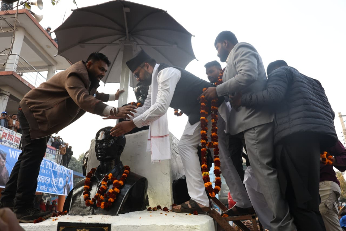 लहानमा मधेशका प्रथम सहिद रमेश महतोको शालिकमा बालेन शाहद्वारा माल्यार्पण