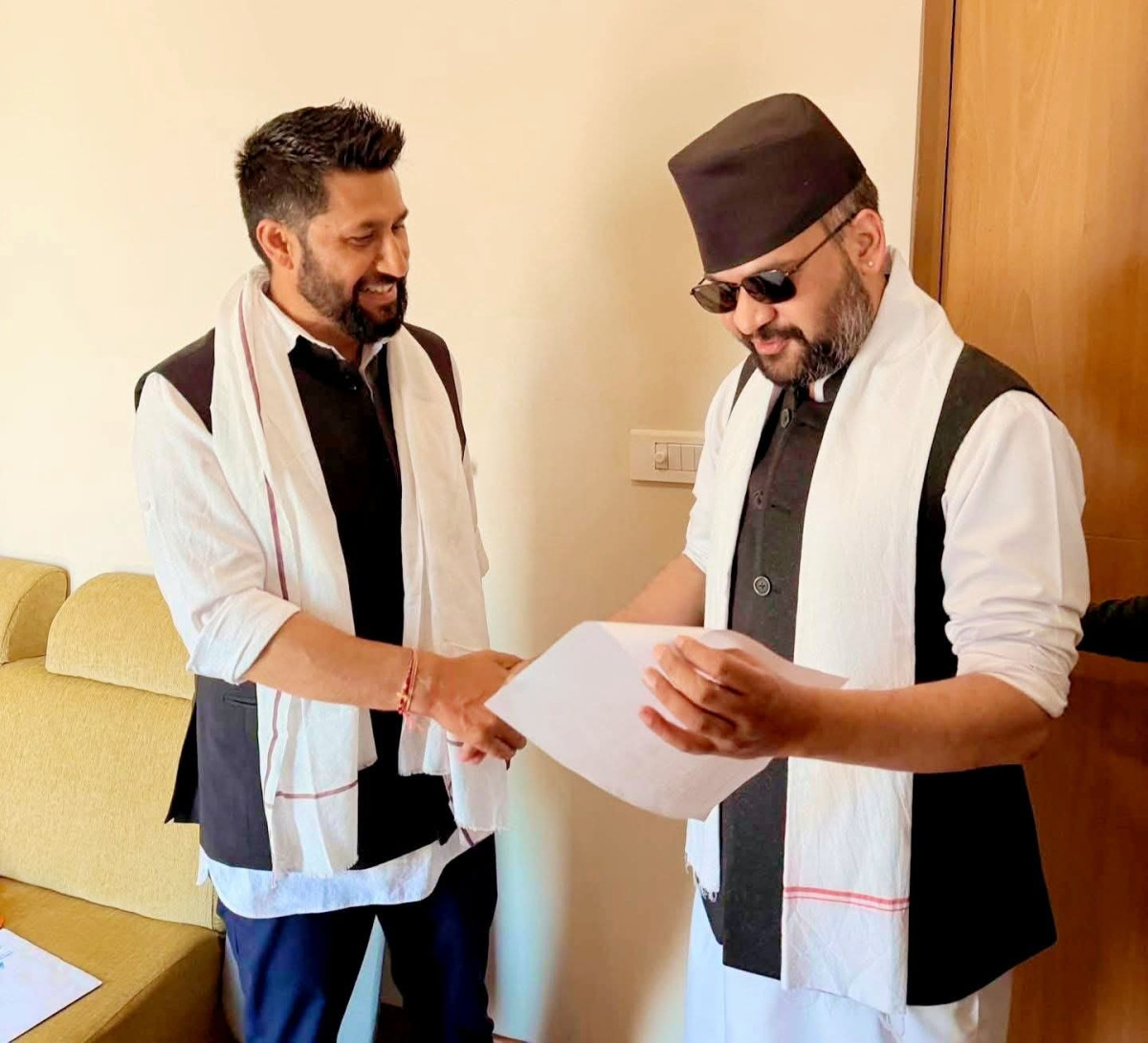 बालेनले लिए रविको हातबाट झापा–५ को टिकट