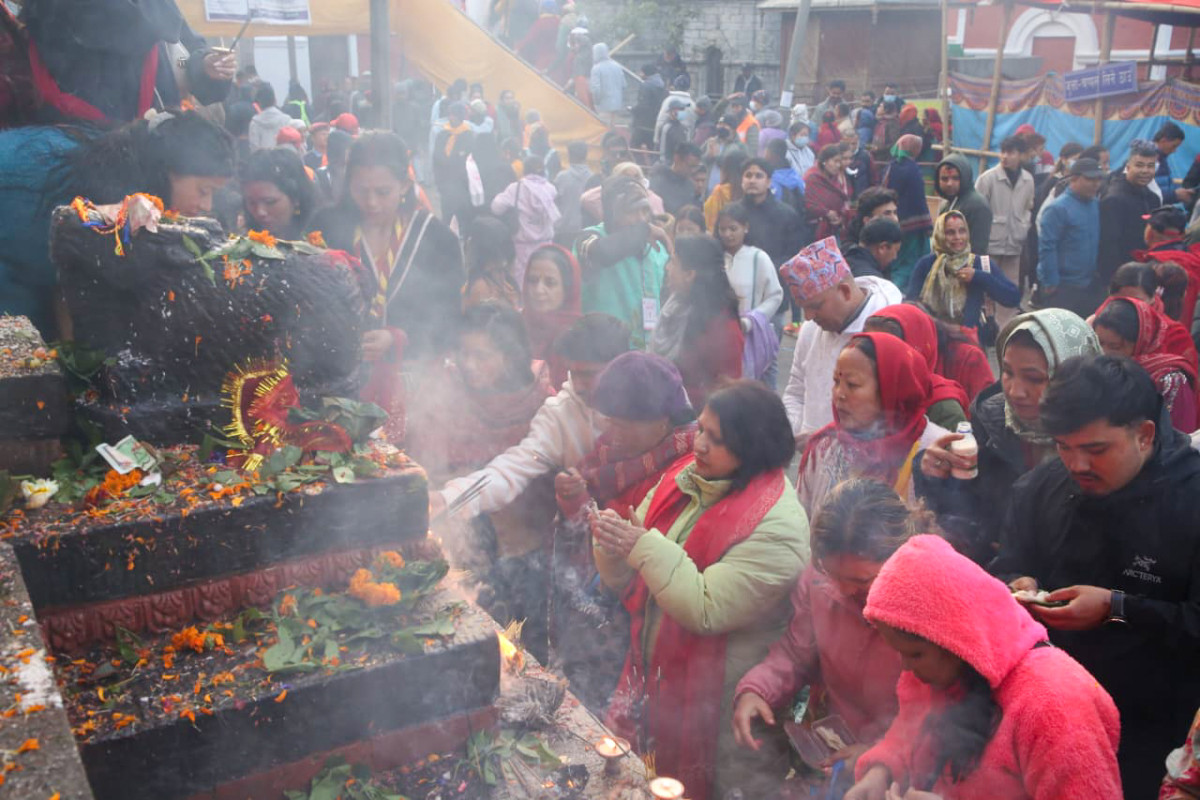 महाशिवरात्रिको अवसरमा पशुपतिनाथ मन्दिर क्षेत्रमा भक्तजनको ठूलो भीड (तस्विरहरु)