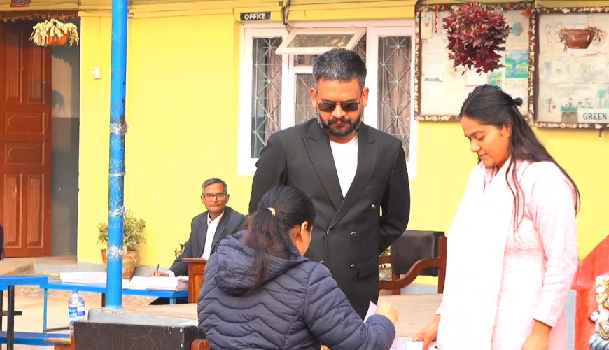 बालेन शाहले तीनकुनेको अन्नपूर्ण विद्यालय केन्द्रबाट गरे मतदान