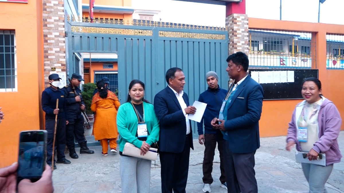 कुलमान घिसिङले महाँकालबाट गरे मतदान