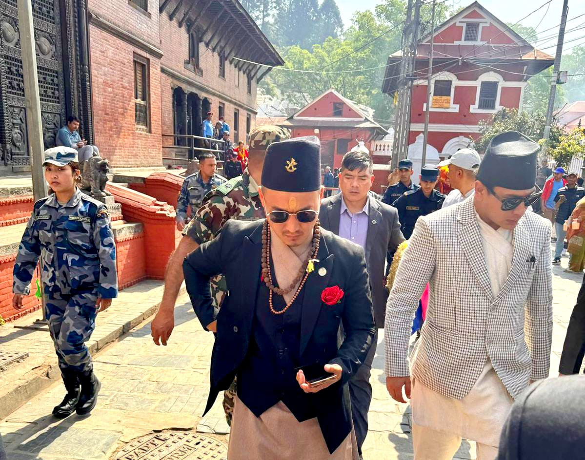 गृहमन्त्री गुरुङले गरे पशुपतिनाथको दर्शन