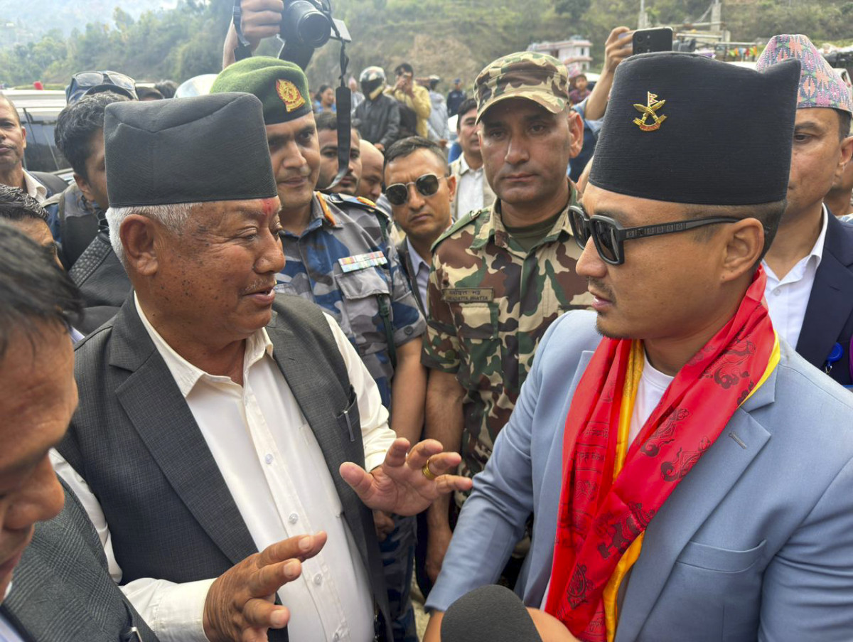 रोशी खोलाको निरीक्षणमा पुगेका गृहमन्त्री भन्छन्:हेलीमार्फत उद्धारको प्रयास गर्छौं