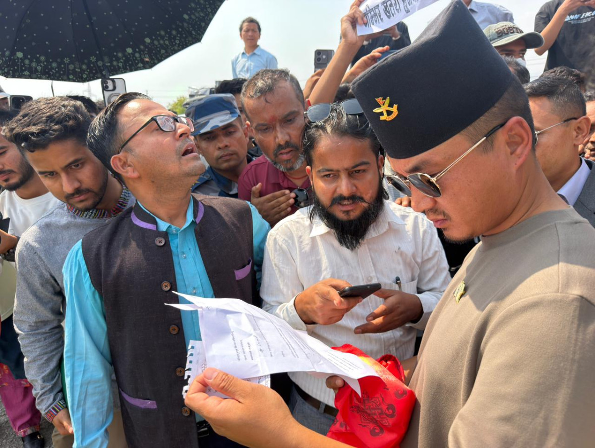 नवलपुरमा दूषित पानीले गैँडा मर्न थालेपछि स्थानीयद्वारा गृहमन्त्रीलाई ध्यानाकर्षण