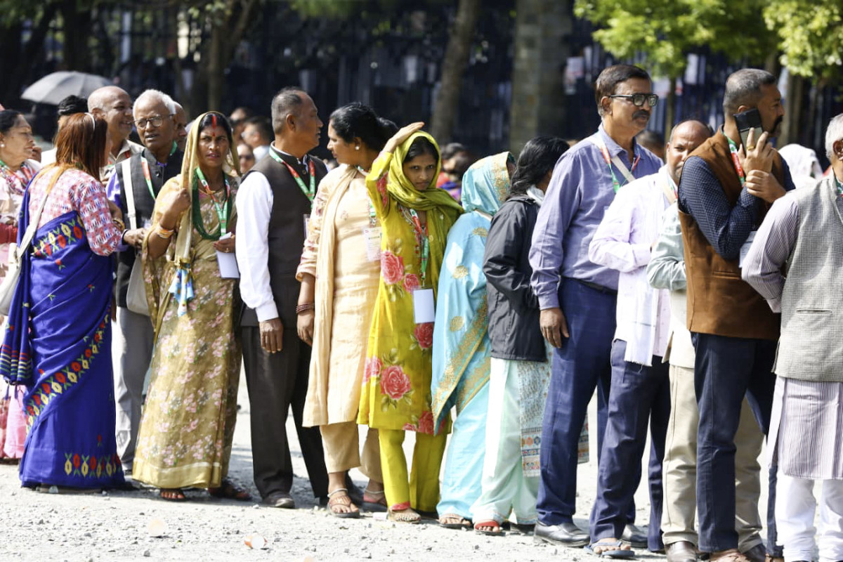 मन्द घाममा मतदानका लागि लामबद्ध प्रतिनिधिहरू(तस्बिरहरु)