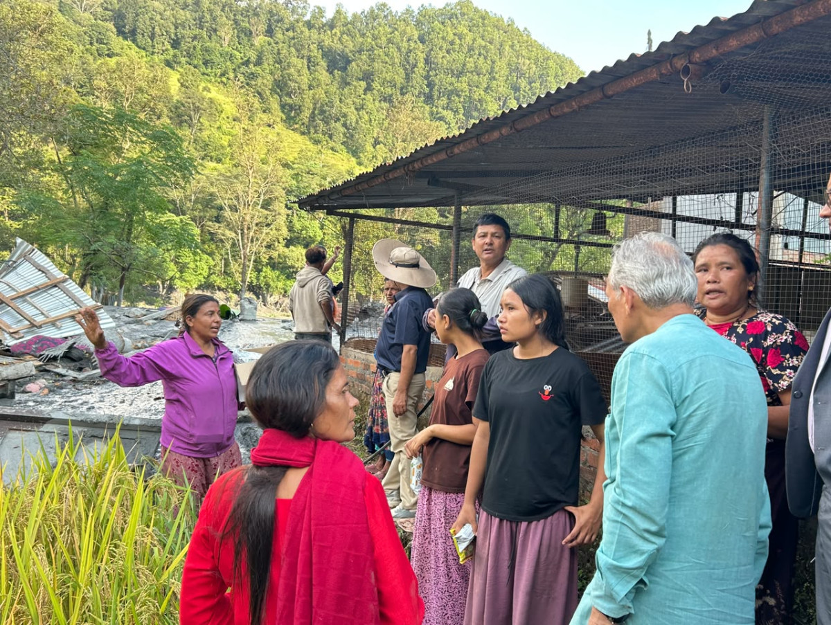 बाढी प्रभावित आरुघाट र शान्तिबजारको पूर्वप्रधानमन्त्री भट्टराईद्वारा स्थलगत अवलोकन
